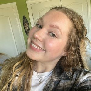 Meet your Posher, Larissa